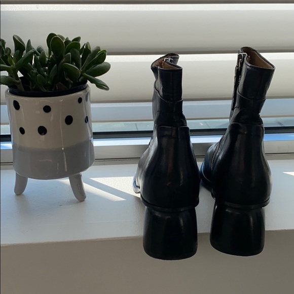 Apostrophe ankle boots. - Picture 4 of 7